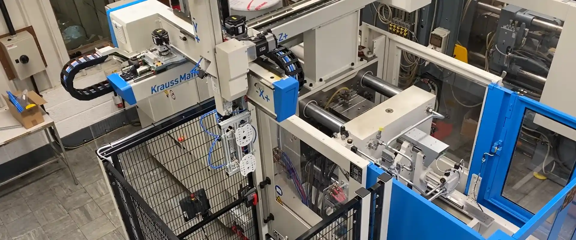 Injection moulding machine in operation